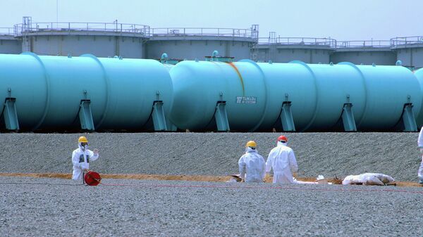 Workers at TEPCO's Fukushima Daiichi Nuclear Power Station work among underground water storage pools on 17 April 2013. - Sputnik International