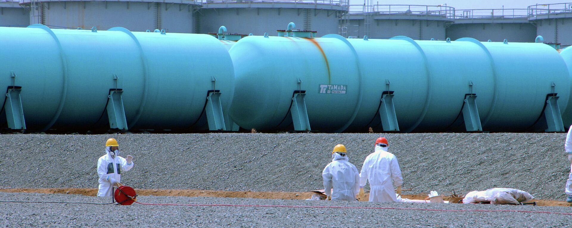 Workers at TEPCO's Fukushima Daiichi Nuclear Power Station work among underground water storage pools on 17 April 2013. - Sputnik International, 1920, 25.08.2023