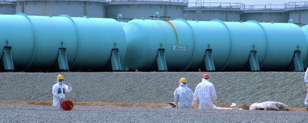 Workers at TEPCO's Fukushima Daiichi Nuclear Power Station work among underground water storage pools on 17 April 2013. Workers at TEPCO's Fukushima Daiichi Nuclear Power Station work among underground water storage pools on 17 April 2013. - Sputnik International