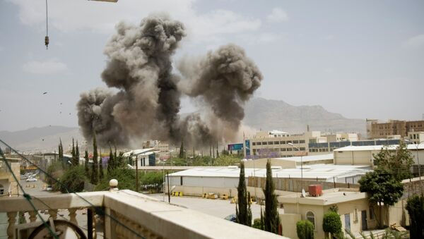 Smoke billows from a Saudi-led airstrike on Sanaa, Yemen, Wednesday, April 8, 2015 - Sputnik International