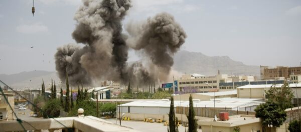 Smoke billows from a Saudi-led airstrike on Sanaa, Yemen, Wednesday, April 8, 2015 - Sputnik International