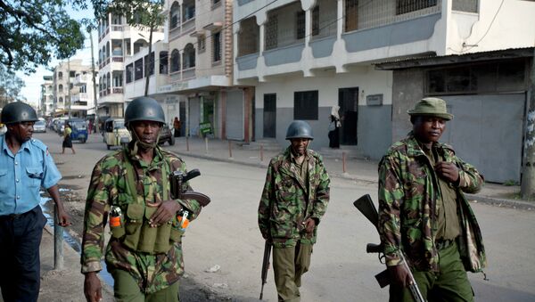 Kenyan police officers patrol in the Majengo area of Mombasa - Sputnik International