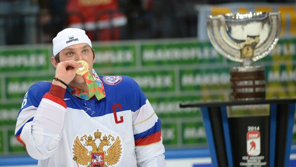 Russia's Alexander Ovechkin with a gold medal for the team's victory at the 2014 World Hockey Championships - Sputnik International
