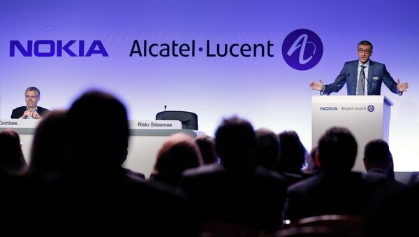 Telecom equipment maker Alcatel-Lucent's Chief Executive Officer Michel Combes (L) and Nokia's Chief Executive Rajeev Suri (R) give a press conference, on April 15, 2015 in Paris - Sputnik International