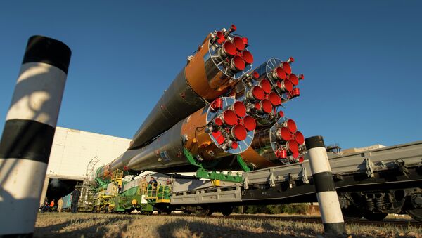 Soyuz TMA-09M spacecraft is rolled out by train to the Baikonur Cosmodrome launch pad, Sunday, May 26, 2013, in Kazakhstan - Sputnik International