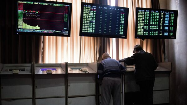 Chinese investors look at prices of shares and the Shanghai Composite Index at a stock brokerage house in Shanghai on April 15, 2015 - Sputnik International