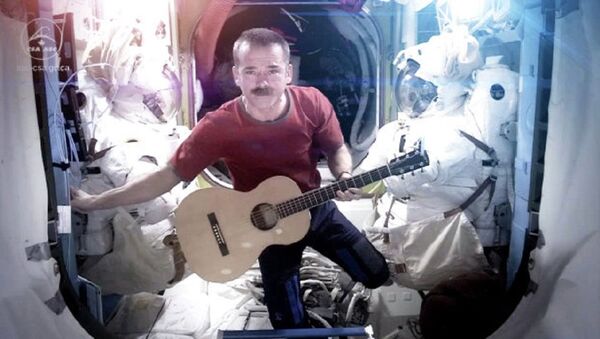 Chris Hadfield performs his own rendition of David Bowie’s “Space Oddity” aboard the International Space Station. - Sputnik International