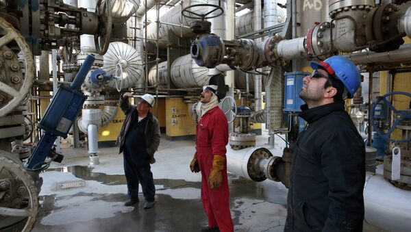 Iranian oil workers work at the Tehran's oil refinery south of the capital Tehran, Iran, Monday, Dec. 22, 2014 - Sputnik International