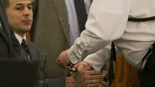A court officer places handcuffs on the wrists of former NFL player Aaron Hernandez after the guilty verdict was read during his murder trial at the Bristol County Superior Court in Fall River, Massachusetts, April 15, 2015 - Sputnik International