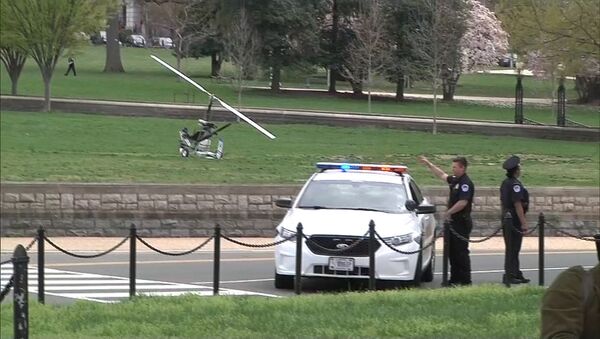 A gyrocopter (L) is pictured in this still image taken from video after it landed on the west lawn of the U.S. Capitol in Washington April 15, 2015 - Sputnik International