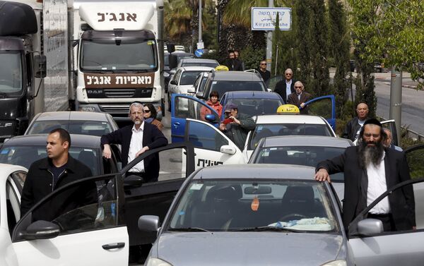 Motorists stand still beside vehicles as a two-minute siren marking Holocaust Remembrance Day is sounded in Jerusalem - Sputnik International