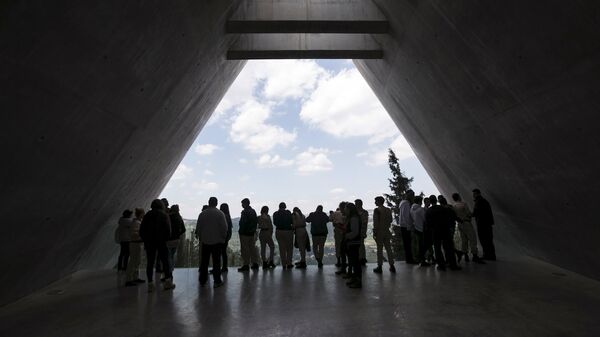 Visitors stand in Yad Vashem's Holocaust History Museum in Jerusalem - Sputnik International