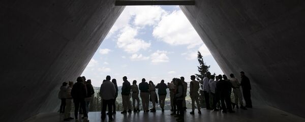 Visitors stand in Yad Vashem's Holocaust History Museum in Jerusalem - Sputnik International