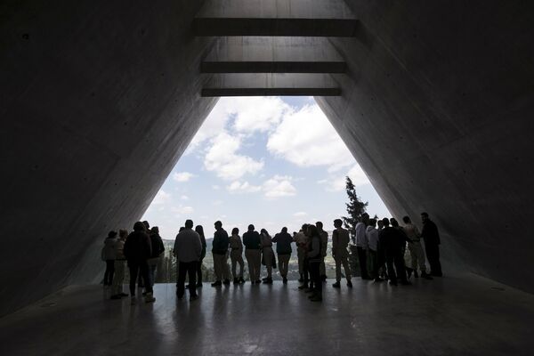 Visitors stand in Yad Vashem's Holocaust History Museum in Jerusalem - Sputnik International