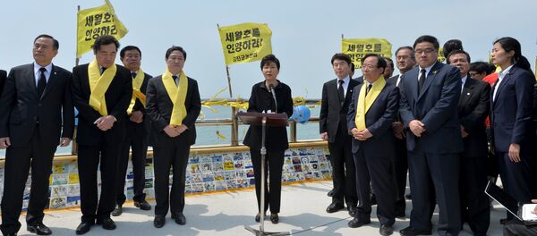 South Korean President Park Geun-hye (C) speaks during her visit to a port in Jindo on the occasion of the first anniversary of the ferry disaster that killed more than 300 passengers, April 16, 2015 - Sputnik International