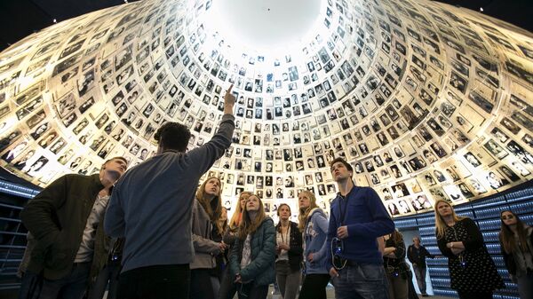 Students from Germany visit the Hall of Names at Yad Vashem's Holocaust History Museum in Jerusalem  - Sputnik International
