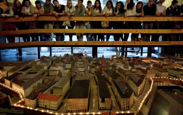 Israeli high school students look at a model of the Warsaw Ghetto at the museum From Holocaust to Revival during Holocaust Remembrance Day, in Kibbutz Yad Mordechai, Israel - Sputnik International