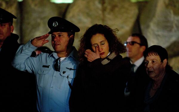 Israelis stand as a siren is heard during a ceremony marking the annual Holocaust Remembrance Day at the Hall of Remembrance at the Yad Vashem Holocaust memorial, in Jerusalem - Sputnik International