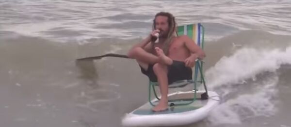 Super Casually Lounges while Drinking a Beer… On a Wave! - Sputnik International