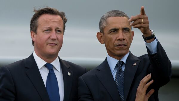 US President Barack Obama, right, stands alongside British Prime Minister David Cameron - Sputnik International