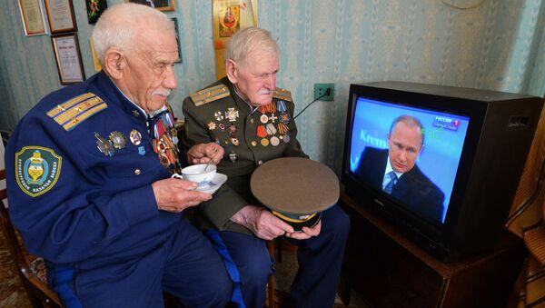 100-year-old veteran from Chelyabinsk with his friend are watching Putin's Q&A session - Sputnik International