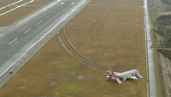 An aerial view shows an Asiana Airlines airplane which ran out of runway after landing at Hiroshima airport in Mihara, Hiroshima prefecture, western Japan, in this photo taken by Kyodo April 15, 2015. - Sputnik International