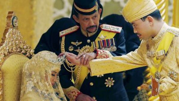 Brunei's Sultan Hassanal Bolkiah holds the arm of his son Prince Abdul Malik to bless Malik's new wife Dayangku Raabi'atul 'Adawiyyah Pengiran Haji Bolkiah - Sputnik International