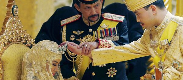 Brunei's Sultan Hassanal Bolkiah holds the arm of his son Prince Abdul Malik to bless Malik's new wife Dayangku Raabi'atul 'Adawiyyah Pengiran Haji Bolkiah Brunei's Sultan Hassanal Bolkiah holds the arm of his son Prince Abdul Malik to bless Malik's new wife Dayangku Raabi'atul 'Adawiyyah Pengiran Haji Bolkiah - Sputnik International