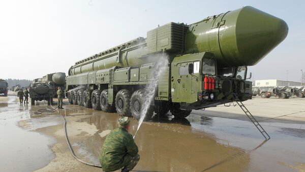 Topol M missile system shown at Alabino training ground near Moscow - Sputnik International