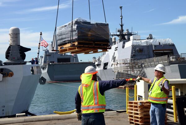 Crewmembers of U.S. Coast Guard Cutter Boutwell and civilian crane operators offload 28,000 pounds of cocaine at Naval Base San Diego Thursday, April 16, 2015. The vessel arrived with more than 14 tons of cocaine, part of what authorities described as a surge of seizures near Central and South America.  - Sputnik International