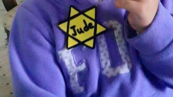 A Israeli mother posted to Facebook this picture of an her child, a kindergarten student, wearing a yellow Star of David. - Sputnik International