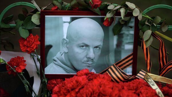 Flowers and candles laid at the Ukraine Embassy in Moscow in memory of journalist Oles Buzina killed in Kiev - Sputnik International