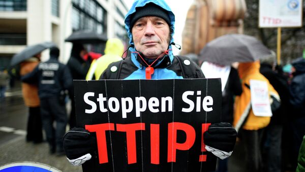 A protester holds up a sign, reading: Stop TTIP! (Transatlantic Trade and Investment Partnership) - Sputnik International
