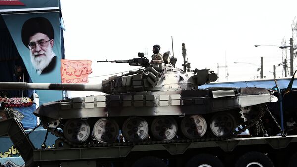 An Iranian soldier sitting atop a T-72 tank - Sputnik International
