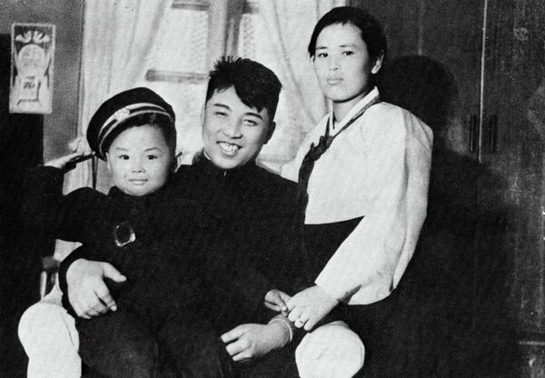 Kim Jong Il (L) with his parent, Kim Jong Suk (R) and leader Kim Il Sung Kim Jong Il (L) with his parent, Kim Jong Suk (R) and leader Kim Il Sung - Sputnik International