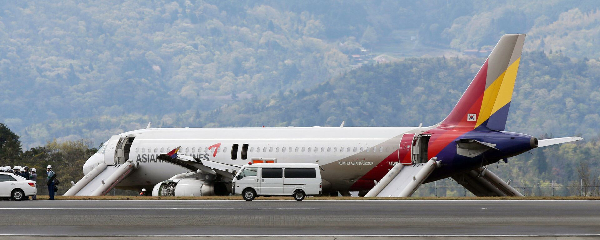 An Asiana Airlines Airbus A320 aircraft is seen with its evacuation slides deployed after it overran a runway at the Hiroshima airport in Mihara in Hirishima prefecture, western Japan - Sputnik International, 1920, 26.05.2023