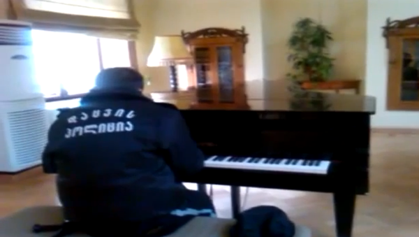 Piano Playing Security Guard Becomes Internet Sensation - Sputnik International