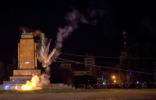 Activists dismantle Ukraine's biggest monument to Lenin at a pro-Ukrainian rally in the central square of the eastern city of Kharkiv, Ukraine, Sunday, Sept. 28, 2014 - Sputnik International