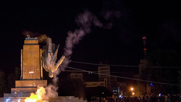 Activists dismantle Ukraine's biggest monument to Lenin at a pro-Ukrainian rally in the central square of the eastern city of Kharkiv, Ukraine, Sunday, Sept. 28, 2014 - Sputnik International