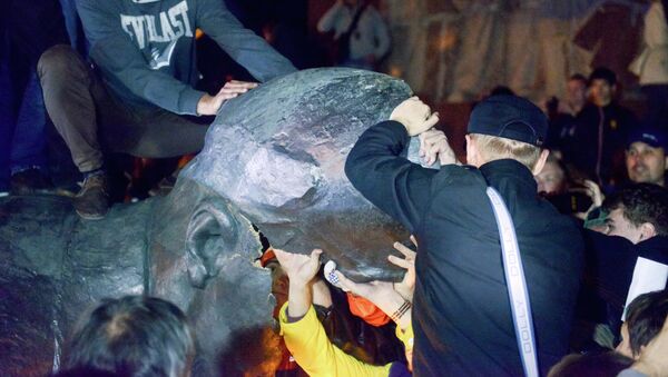 Ukrainian nationalists dismantle Lenin's statue on Kharkiv central square after tearing it down - Sputnik International