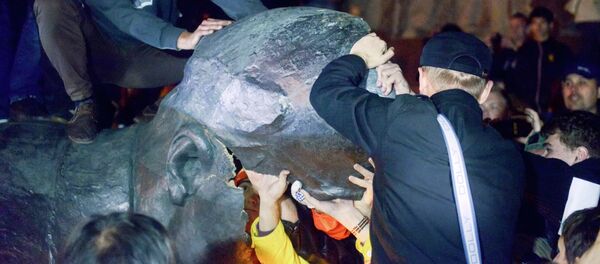 Ukrainian nationalists dismantle Lenin's statue on Kharkiv central square after tearing it down Ukrainian nationalists dismantle Lenin's statue on Kharkiv central square after tearing it down - Sputnik International