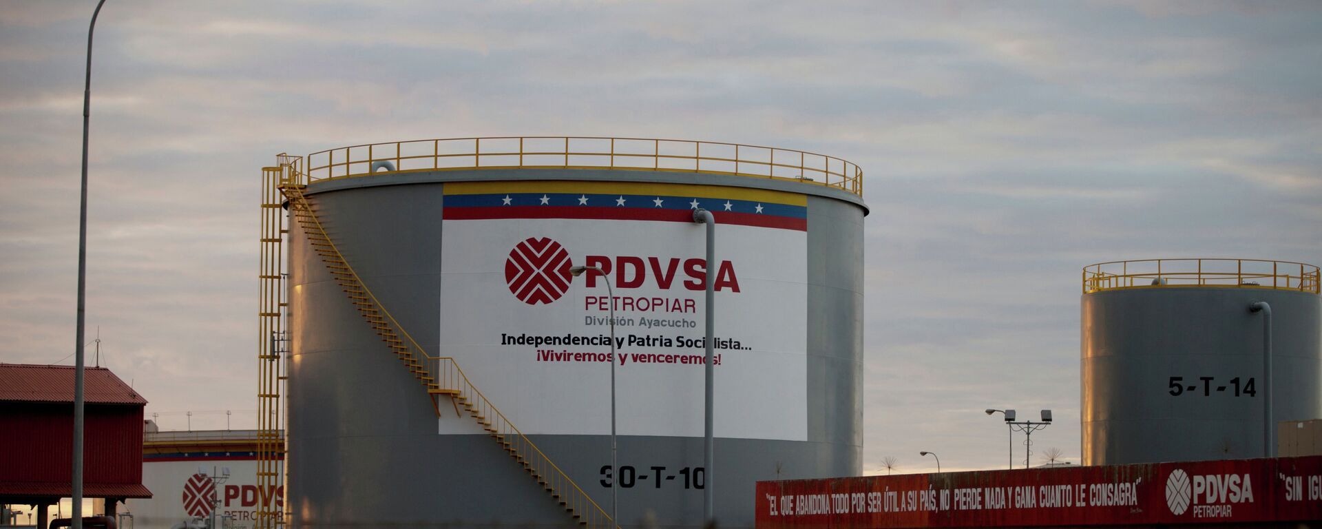 Storage tanks stand in a PDVSA state-run oil company crude oil complex near El Tigre, a town located within Venezuela's Hugo Chavez oil belt, formally known as the Orinoco Belt - Sputnik International, 1920, 10.03.2022