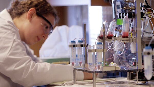 A researcher works near a blood test machine - Sputnik International