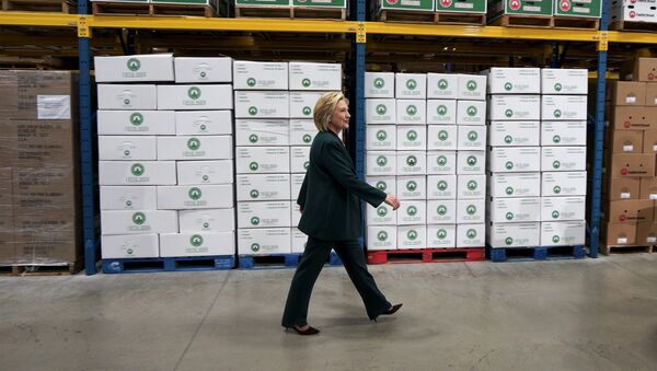 U.S. presidential candidate and former Secretary of State Hillary Clinton arrives to listen to small business owners as she campaigns for the 2016 Democratic presidential nomination at Capital City Fruit in Norfolk, Iowa April 15, 2015 - Sputnik International