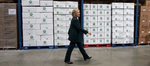 U.S. presidential candidate and former Secretary of State Hillary Clinton arrives to listen to small business owners as she campaigns for the 2016 Democratic presidential nomination at Capital City Fruit in Norfolk, Iowa April 15, 2015 - Sputnik International