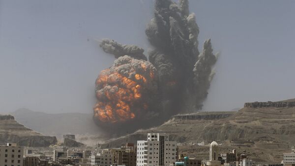 Smoke rises during an air strike on an army weapons depot on a mountain overlooking Yemen's capital Sanaa April 20, 2015 - Sputnik International
