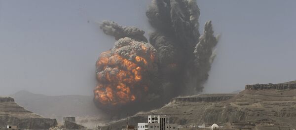 Smoke rises during an air strike on an army weapons depot on a mountain overlooking Yemen's capital Sanaa April 20, 2015 - Sputnik International