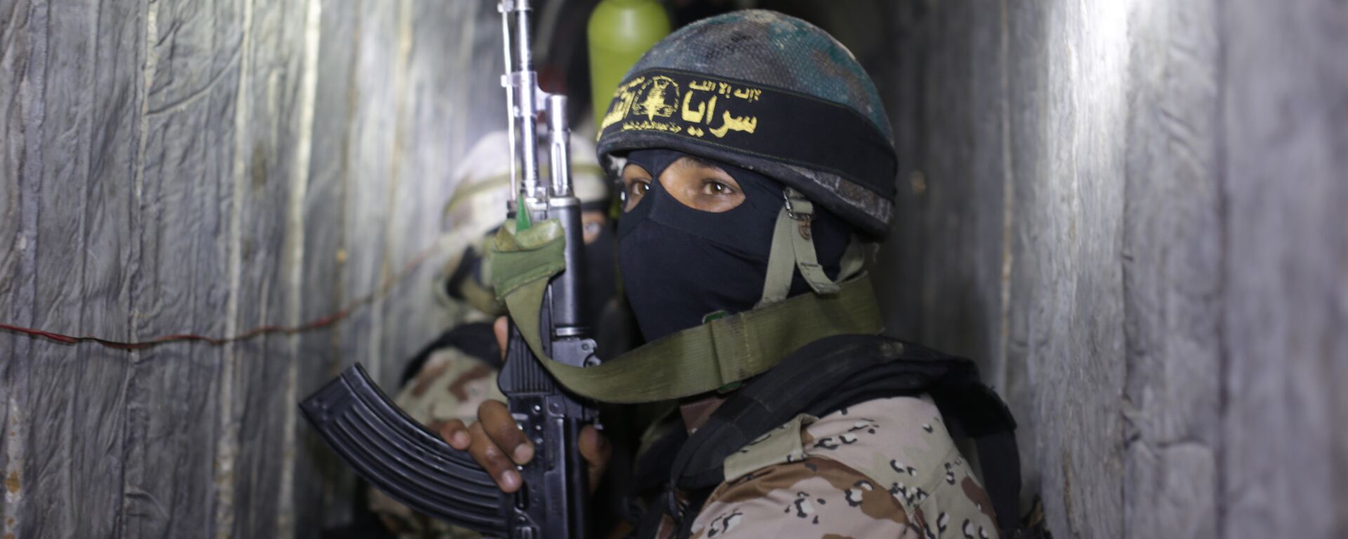 Palestinian militants from the Islamic Jihad's armed wing, the Al-Quds Brigades, squat in a tunnel, used for storing weapons, as they take part in military training in the south of the Gaza Strip on March 3, 2015. - Sputnik International, 1920, 07.08.2022