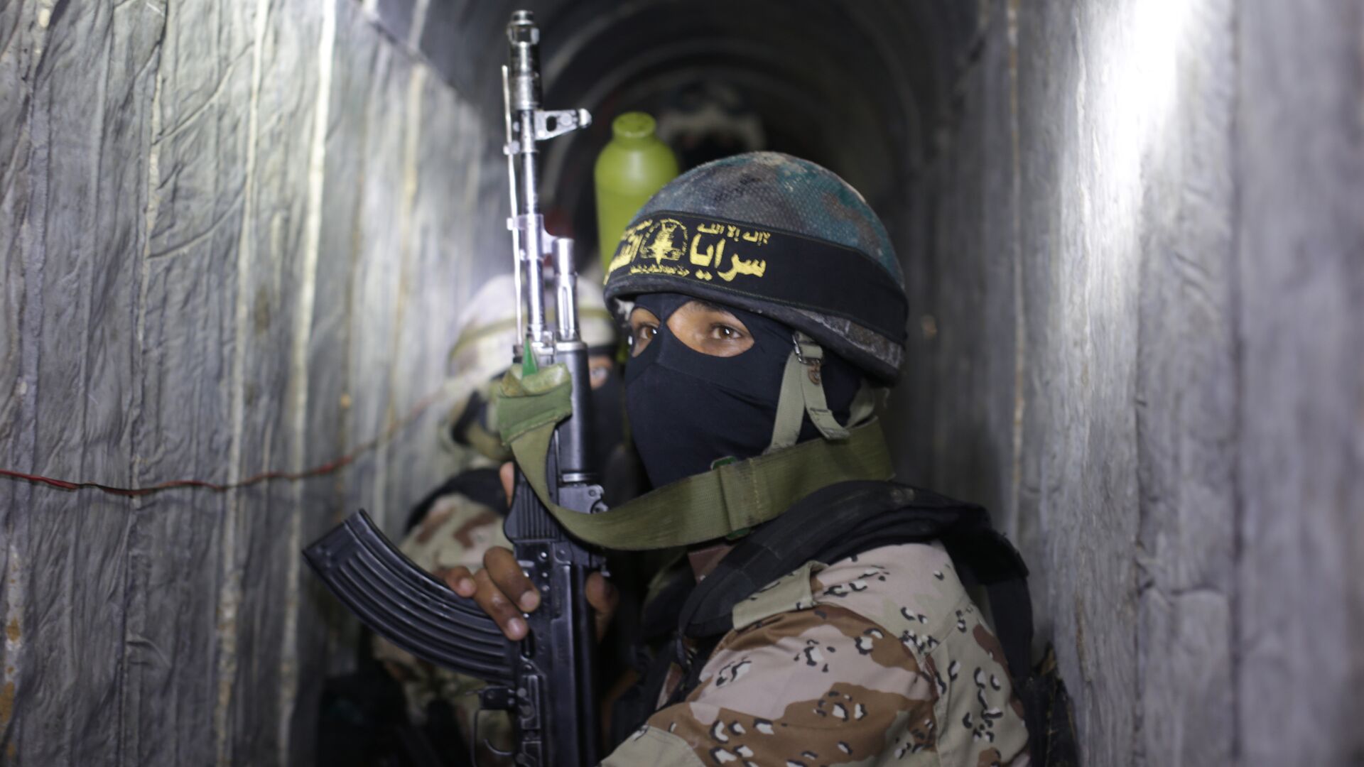 Palestinian militants from the Islamic Jihad's armed wing, the Al-Quds Brigades, squat in a tunnel, used for storing weapons, as they take part in military training in the south of the Gaza Strip on March 3, 2015. - Sputnik International, 1920, 30.05.2021