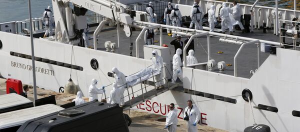 Italian coastguard and Armed Forces of Malta personnel in protective clothing carry the body of a dead immigrant off the ship Bruno Gregoretti in Senglea, in Valletta's Grand Harbour, April 20, 2015 Italian coastguard and Armed Forces of Malta personnel in protective clothing carry the body of a dead immigrant off the ship Bruno Gregoretti in Senglea, in Valletta's Grand Harbour, April 20, 2015 - Sputnik International